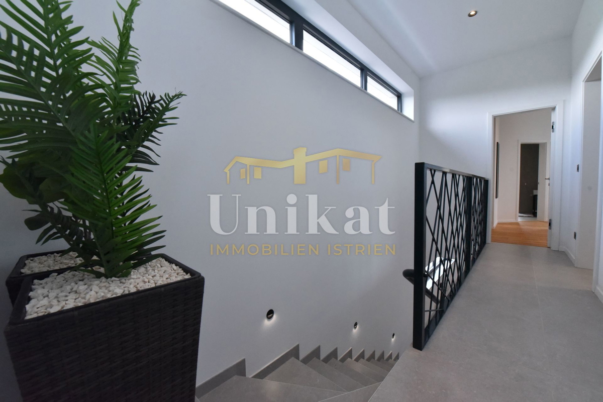 Moderna vila obdana z zelenjem in z razgledom na morje